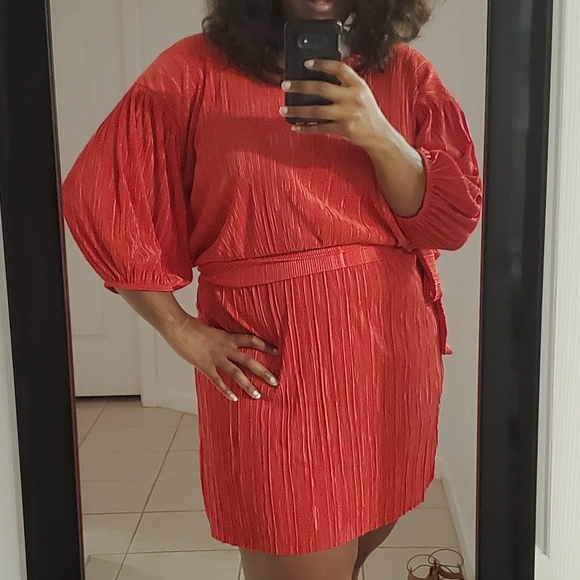 RED PLISSE MINI DRESS - Picture 3 of 3